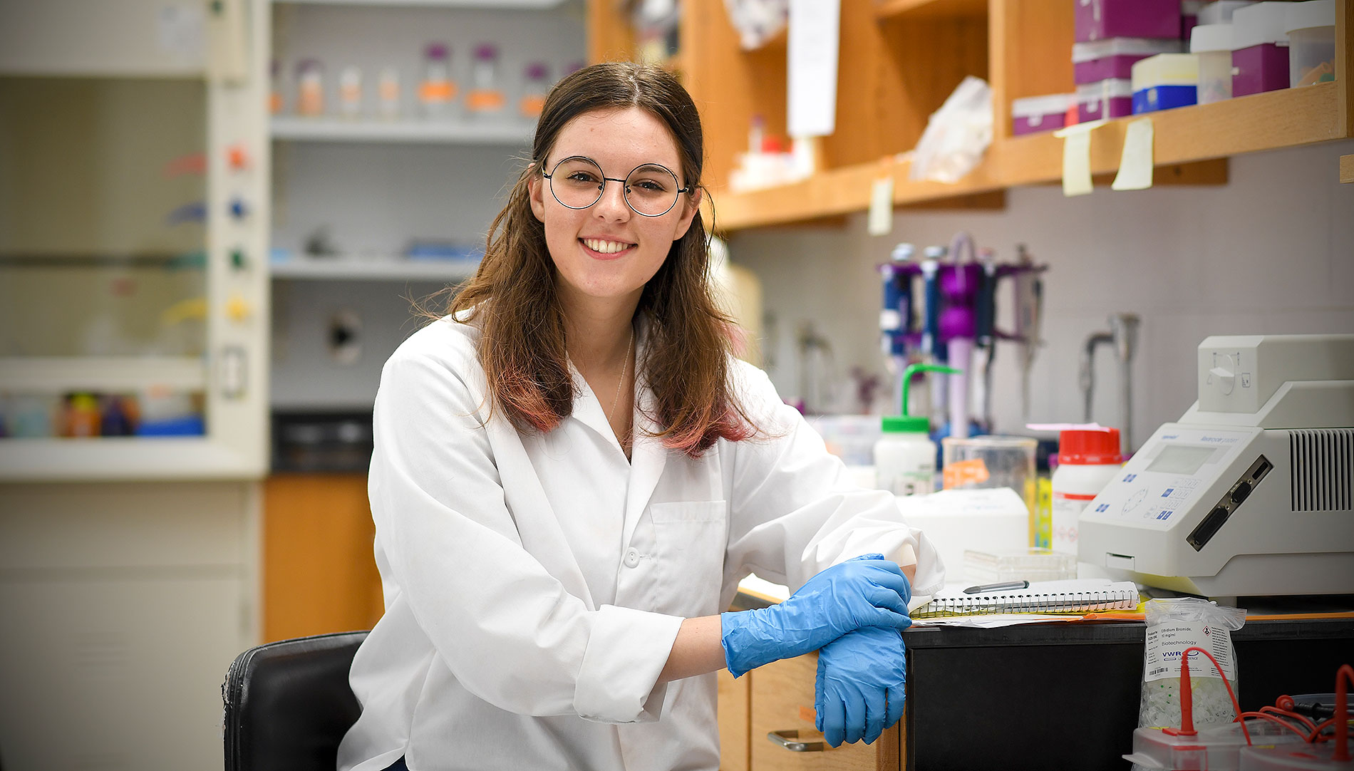 Jenny Coelho in a lab